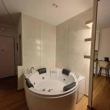 Apartment Break 1 Led & Bath