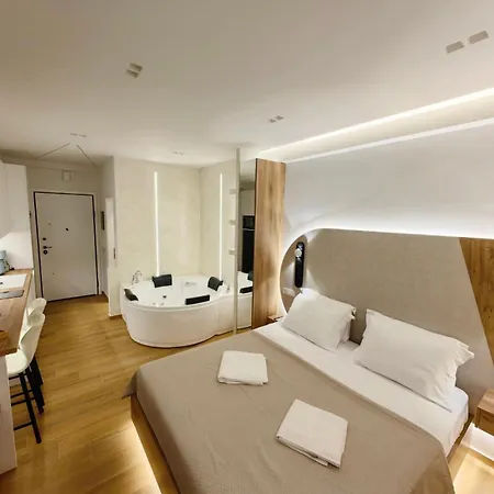 Break 1 Led & Bath Apartment